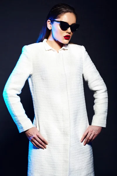 Yüksek moda look.glamor portre portre güzel seksi şık esmer iş genç kadın modeli Beyaz önlük ceket hipster bez — Stok fotoğraf