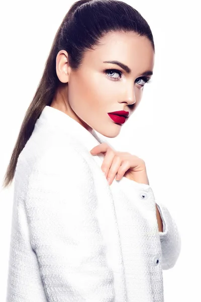 High fashion look.glamor close-up portret van mooie sexy stijlvolle brunette jonge vrouw bedrijfsmodel in witte vacht jas hipster doek — Stockfoto