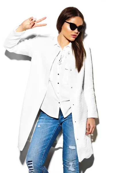 High fashion look.glamour Nahaufnahme Porträt von schönen sexy stilvolle brünette Geschäft junge Frau Modell in weißem Mantel Jacke Hipster Tuch — Stockfoto