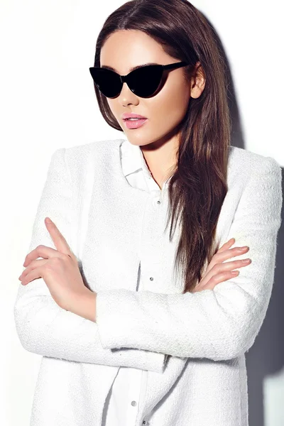 Nagy divat look.glamor Vértes portréja gyönyörű szexi elegáns barna üzleti fiatal nő modell fehér kabát kabát csípő ruhával — Stock Fotó