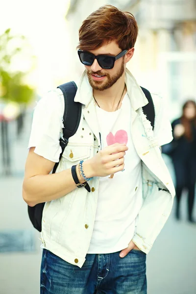 Lustig lächelnder Hipster gutaussehender Mann in stylischem Tuch auf der Straße mit Sonnenbrille — Stockfoto
