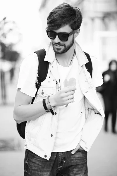 Rolig leende hipster stilig man kille i eleganta trasa på gatan i solglasögon — Stockfoto