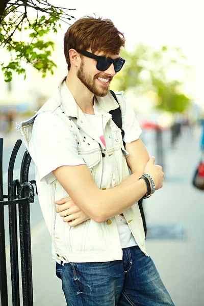 Usmívající se bederní pohledný muž vtipnej v elegantní tkaniny v ulici sluneční brýle — Stock fotografie