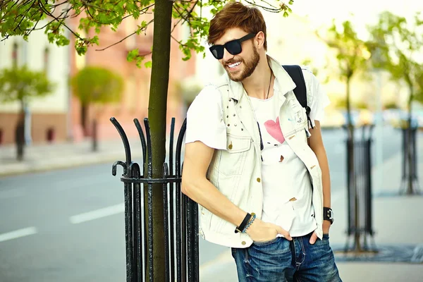 Lustig lächelnder Hipster gutaussehender Mann in stylischem Tuch auf der Straße mit Sonnenbrille — Stockfoto