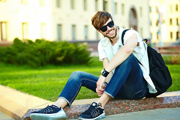 Lustig lächelnder Hipster gutaussehender Mann in stylischem Tuch auf der Straße mit Sonnenbrille — Stockfoto