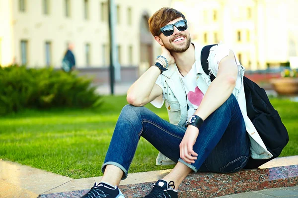 Αστείος χαμογελαστός τύπος όμορφος άντρας hipster στο κομψό πανί στο δρόμο σε γυαλιά ηλίου — Φωτογραφία Αρχείου