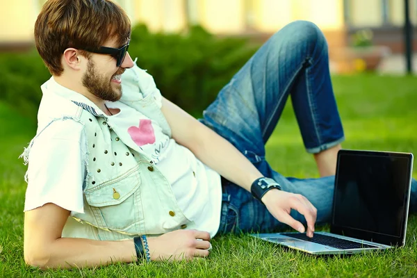 Lustig lächelnder Hipster gutaussehender Mann in stylischem Tuch auf der Straße mit Sonnenbrille — Stockfoto