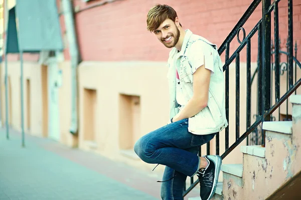 Rolig leende hipster stilig man kille i eleganta trasa på gatan i solglasögon — Stockfoto