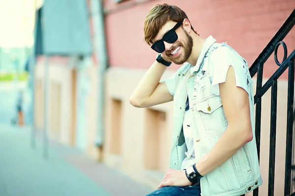 Lustig lächelnder Hipster gutaussehender Mann in stylischem Tuch auf der Straße mit Sonnenbrille — Stockfoto