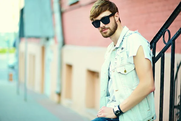 Lustig lächelnder Hipster gutaussehender Mann in stylischem Tuch auf der Straße mit Sonnenbrille — Stockfoto