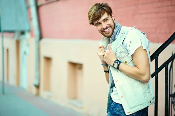 Lustig lächelnder Hipster gutaussehender Mann in stylischem Tuch auf der Straße mit Sonnenbrille — Stockfoto