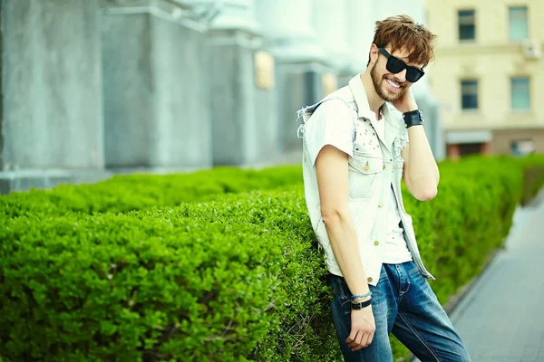 有趣的微笑时髦帅气的男人家伙太阳镜在街上时尚布 — 图库照片