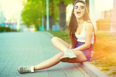 Yüksek moda look.glamor şık seksi gülümseyen güzel genç kadın modelinde yaz parlak hipster bez sokak