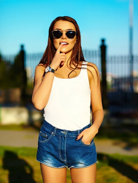 높은 패션 look.glamor 세련 된 섹시 한 미소 아름 다운 젊은 여자 모델 거리에서 여름 밝은 hipster 헝겊에 — 스톡 사진