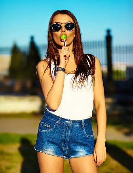 High fashion look.glamor stylish sexy smiling beautiful young woman model in summer bright hipster cloth in the street — Stock Photo, Image