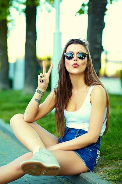 Alta moda look.glamor elegante sexy sonriente hermosa joven modelo en verano brillante paño hipster en la calle — Foto de Stock