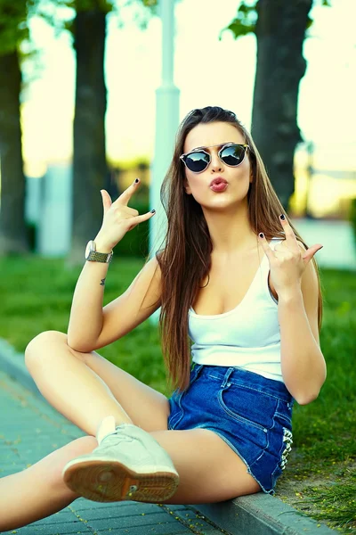 Alta moda look.glamor elegante sexy sonriente hermosa joven modelo en verano brillante paño hipster en la calle — Foto de Stock