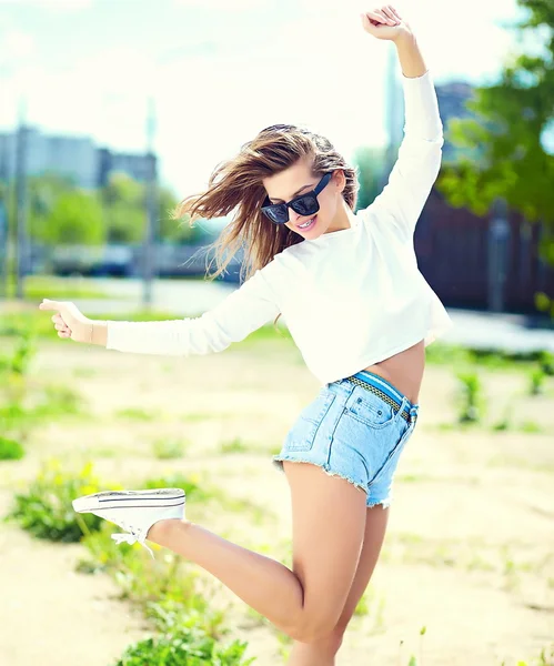 Vysoká look.glamor stylové sexy úsměvem krásná smyslná mladá žena modelka v létě světlé bederní látky v jeans kraťasy v ulici — Stock fotografie
