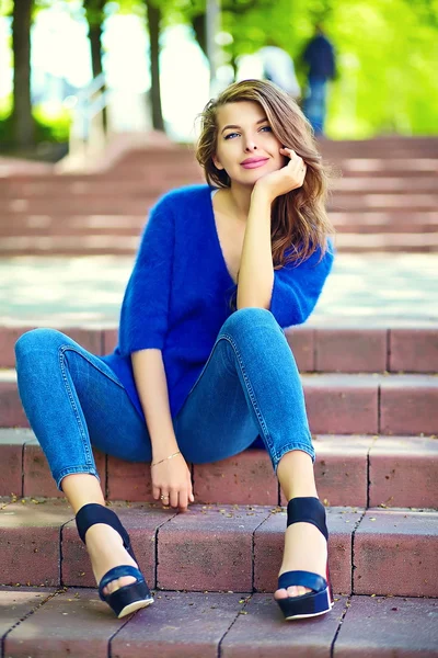 High fashion look.glamor stylish sexy smiling beautiful sensual young woman model in summer bright hipster cloth in jeans shorts in the street — Stock Photo, Image