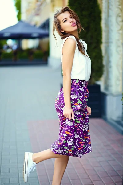 High fashion look.glamor élégant sexy souriant beau modèle de jeune femme sensuelle en été tissu hipster lumineux dans la rue — Photo