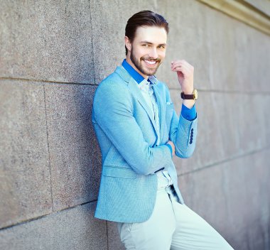 Yüksek moda bakmak. Genç şık emin mutlu yakışıklı işadamı modeli Güneş gözlüğü sokakta takım elbise kumaş yaşam tarzı