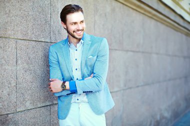 Yüksek moda bakmak. Genç şık emin mutlu yakışıklı işadamı modeli Güneş gözlüğü sokakta takım elbise kumaş yaşam tarzı