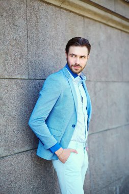 Yüksek moda bakmak. Genç şık emin mutlu yakışıklı işadamı modeli Güneş gözlüğü sokakta takım elbise kumaş yaşam tarzı