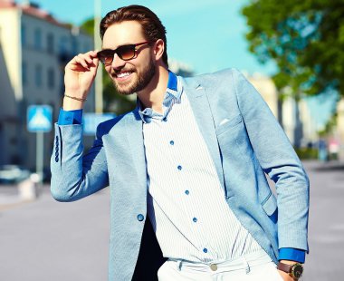 Yüksek moda bakmak. Genç şık emin mutlu yakışıklı işadamı modeli Güneş gözlüğü sokakta takım elbise kumaş yaşam tarzı