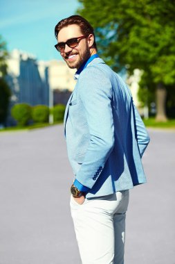 Yüksek moda bakmak. Genç şık emin mutlu yakışıklı işadamı modeli Güneş gözlüğü sokakta takım elbise kumaş yaşam tarzı