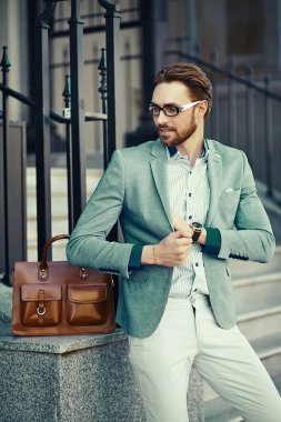 Yüksek moda bakmak. Genç şık emin mutlu yakışıklı işadamı modeli Güneş gözlüğü sokakta takım elbise kumaş yaşam tarzı
