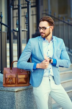Yüksek moda bakmak. Genç şık emin mutlu yakışıklı işadamı modeli Güneş gözlüğü sokakta takım elbise kumaş yaşam tarzı