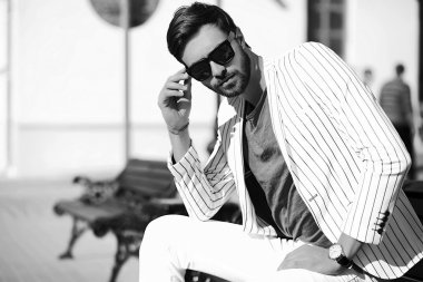 Yüksek moda bakmak. Genç şık emin mutlu yakışıklı işadamı modeli Güneş gözlüğü sokakta takım elbise kumaş yaşam tarzı