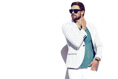 Yüksek moda bakmak. Genç şık emin mutlu yakışıklı işadamı modeli Güneş gözlüğü sokakta takım elbise kumaş yaşam tarzı