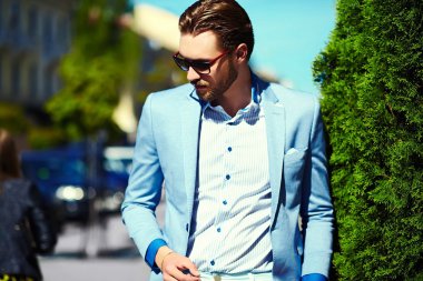 Yüksek moda bakmak. Genç şık emin mutlu yakışıklı işadamı modeli Güneş gözlüğü sokakta takım elbise kumaş yaşam tarzı