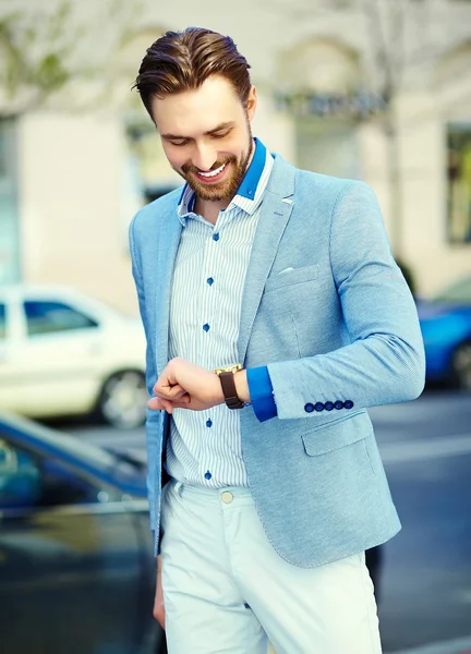 Alta moda look.Young elegante confiante modelo de empresário bonito feliz no estilo de vida pano terno na rua em óculos de sol — Fotografia de Stock