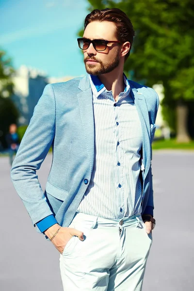 Alta moda look.Young elegante fiducioso felice bel modello uomo d'affari in abito stile di vita tessuto in strada in occhiali da sole — Foto Stock