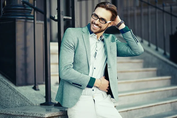 Wygląd mody. Młodych stylowe pewnie szczęśliwy przystojny biznesmen modelu w kolorze tkaniny życia na ulicy w okulary — Zdjęcie stockowe