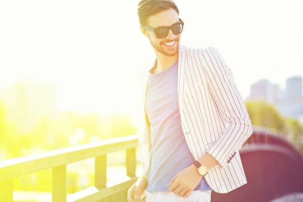 Joven elegante confiado feliz guapo hombre de negocios modelo en traje de tela estilo de vida en la calle en gafas de sol —  Fotos de Stock
