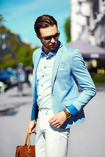 Alta moda look.Young elegante confiante modelo de empresário bonito feliz no estilo de vida pano terno na rua em óculos de sol — Fotografia de Stock