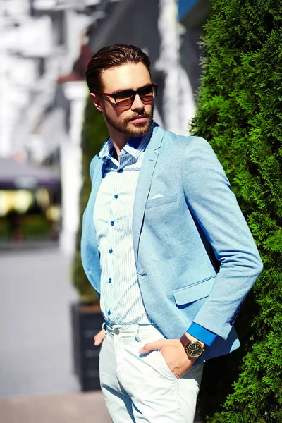 Joven elegante confiado feliz guapo hombre de negocios modelo en traje de tela estilo de vida en la calle en gafas de sol — Foto de Stock