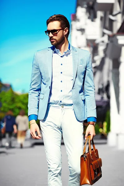 High fashion look. Ung snygg säker glad stilig affärsman modell i kostym trasa livsstil på gatan i solglasögon — Stockfoto