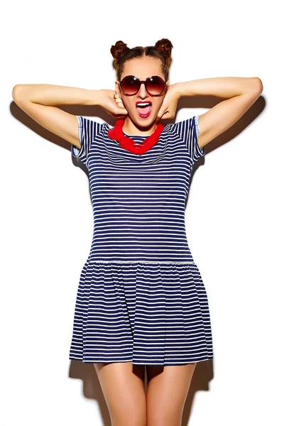 Grappige glamour stijlvolle sexy lachende mooie jonge vrouw model in zomer heldere hipster doek — Stockfoto