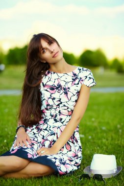 Yaz parlak hipster bez parkta genç kadın modeli sunbathed komik şık seksi güzel gülen