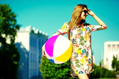 Komik şık seksi gülümseyen güzel genç kadın modelinde yaz parlak hipster kumaş elbise sokakta