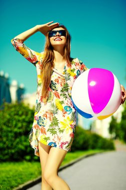 Komik şık seksi gülümseyen güzel genç kadın modelinde yaz parlak hipster kumaş elbise sokakta