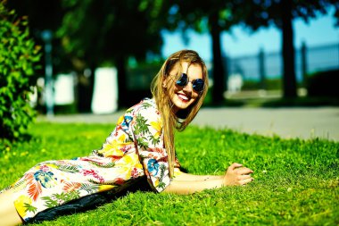 Komik şık seksi gülümseyen güzel genç kadın modelinde yaz parlak hipster kumaş elbise sokakta