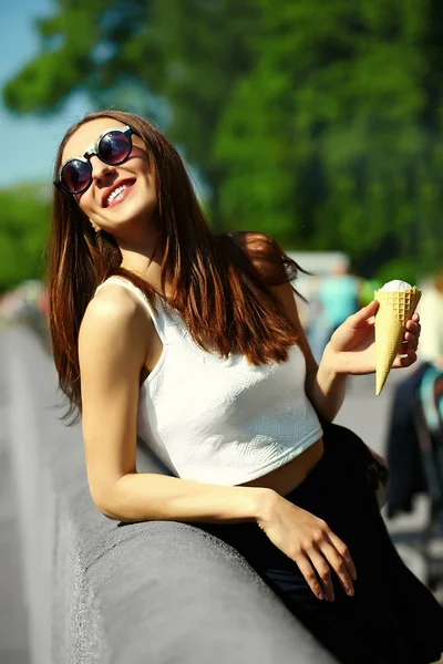 有趣时尚性感微笑美丽的年轻女子的模型在夏天明亮的黄色时髦布在街上 — 图库照片