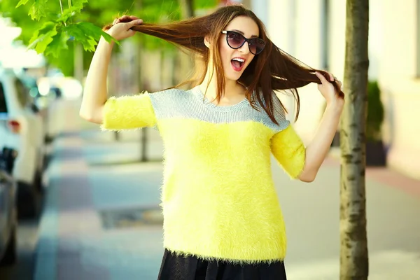 面白いスタイリッシュなセクシーな笑みを浮かべて美しい若い女性モデル通りに夏明るい黄色のヒップスターの布で — ストック写真