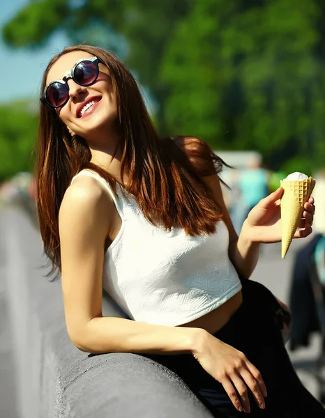 Engraçado elegante sexy sorrindo bela jovem modelo no verão brilhante amarelo hipster pano na rua — Fotografia de Stock