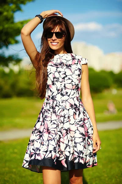Смешная стильная сексуальная улыбающаяся красивая загорелая молодая женщина модель летом яркая хипстерская ткань в парке — стоковое фото